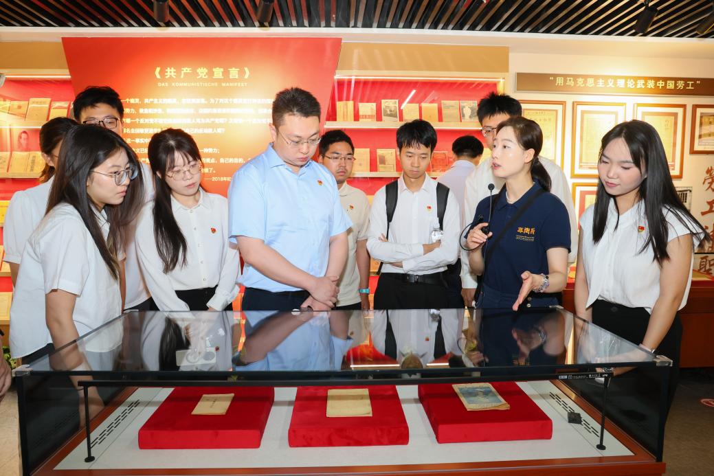 “踏红楼肇始荣光路 立燕园为民政绩心”——校领导班子和师生代表赴北大红楼参观学习2.jpg